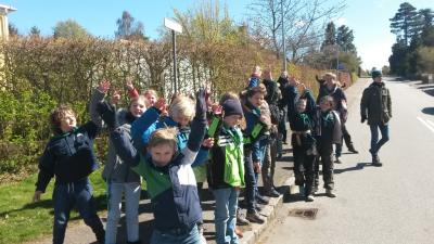 Spejdere på vej til Hørholm Kirke